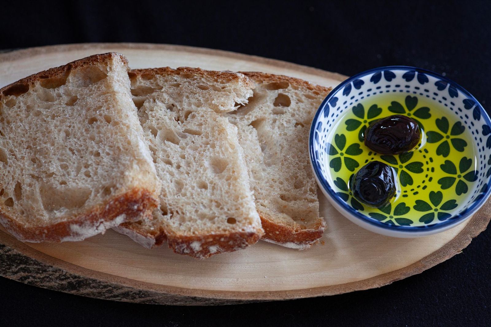 Pain rustique, huile d'olive et olives