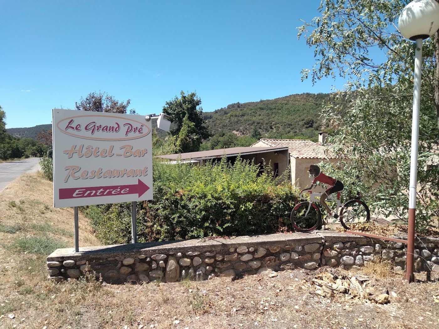 Enseigne du restaurant Le Grand Pré au bord de la route