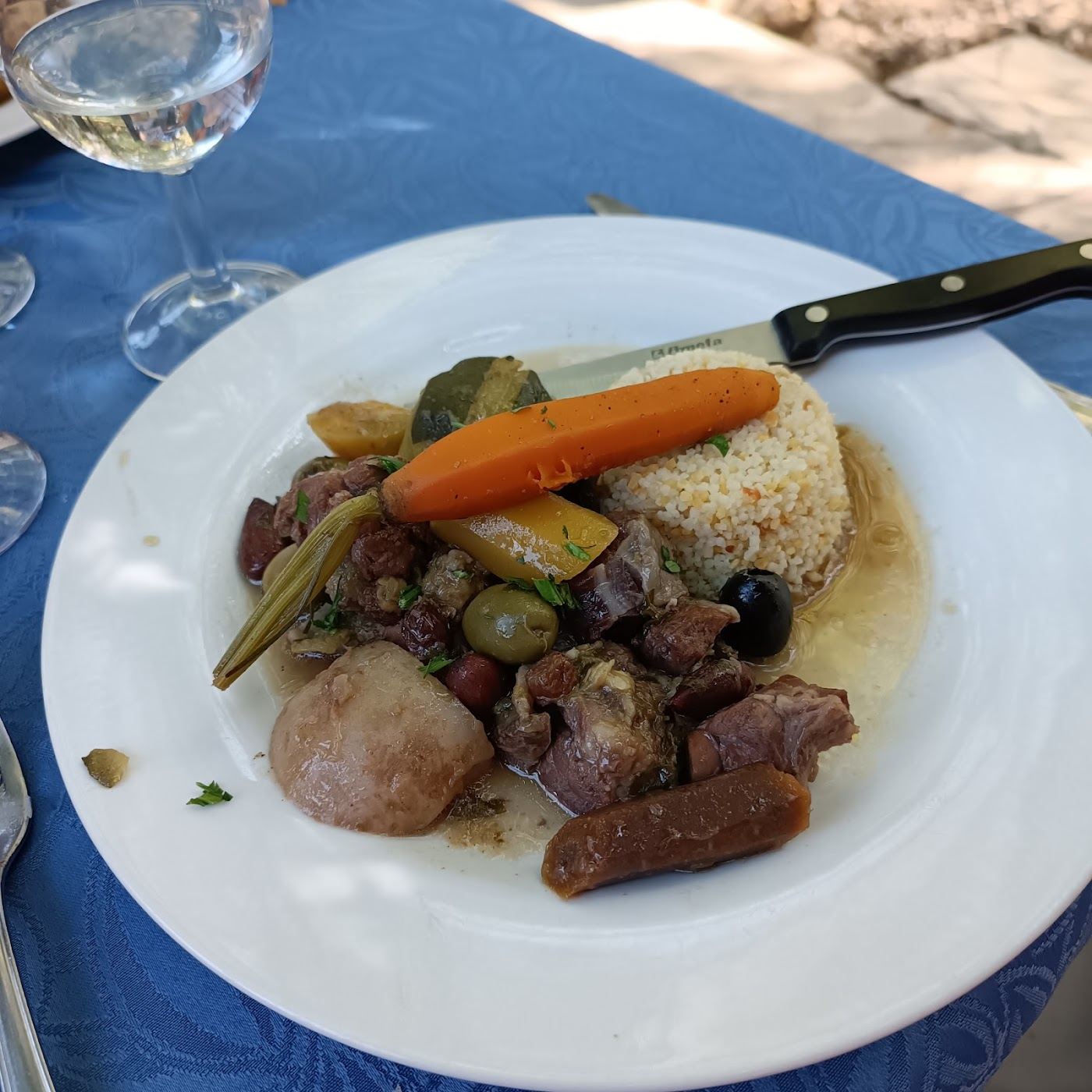 Assiette de ragoût de viande aux olives, carottes et riz
