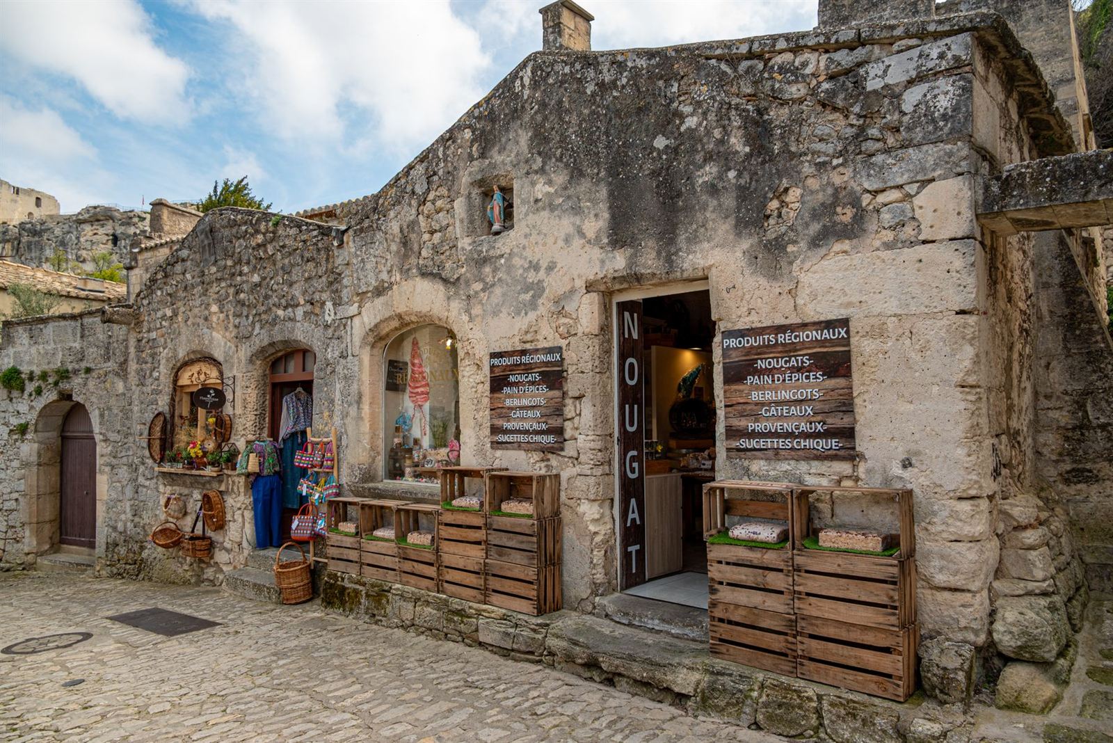 Boutique en pierre dans un village de Provence