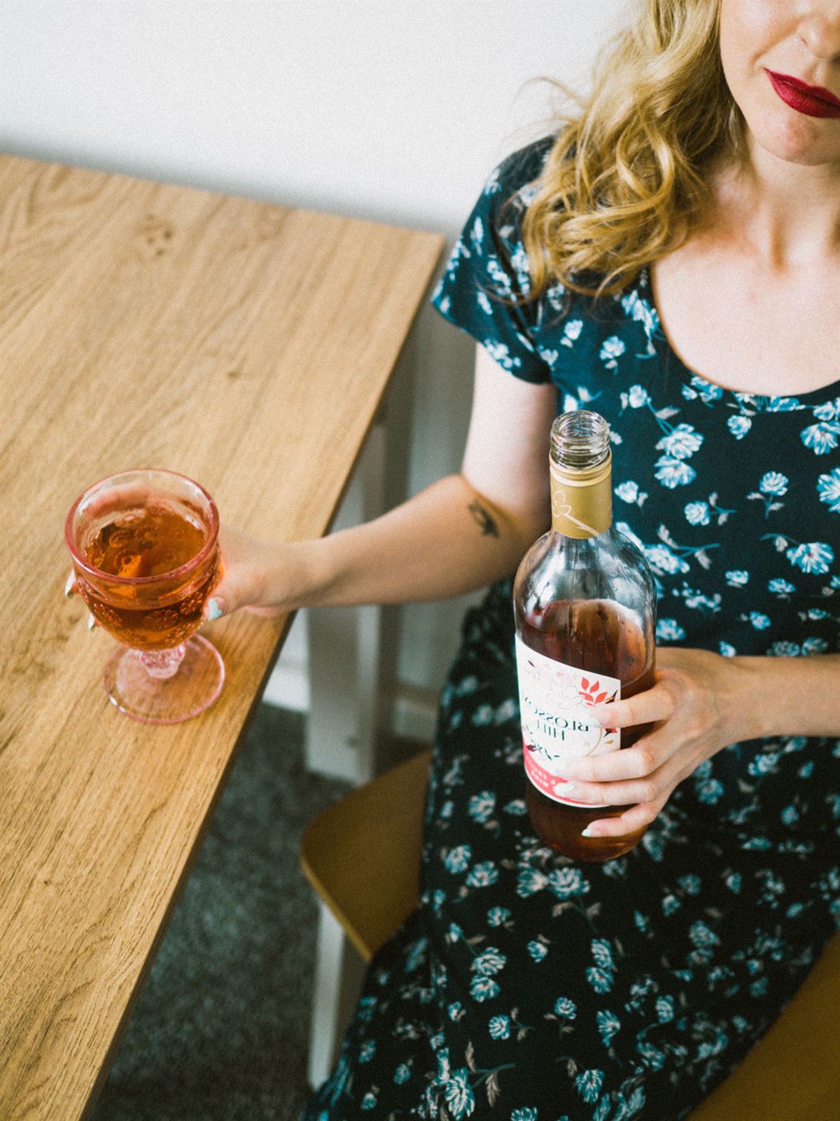 Bouteille et verre de rosé sur une table