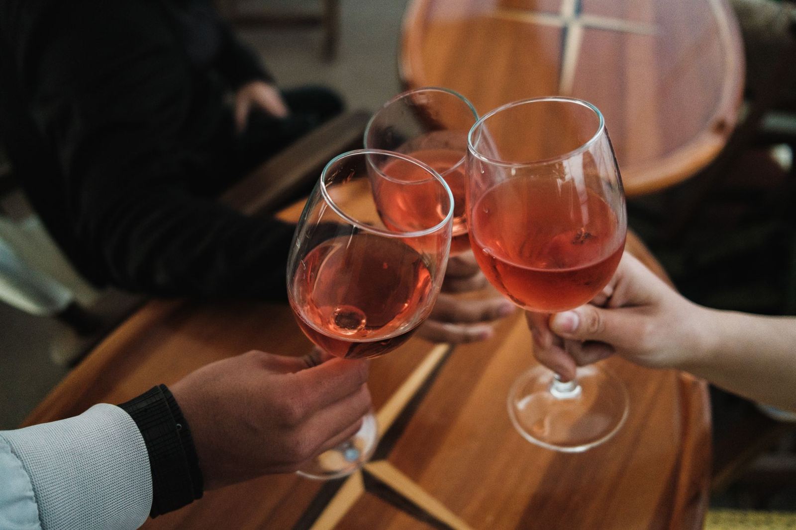 Verres de rosé levés pour trinquer sur une terrasse