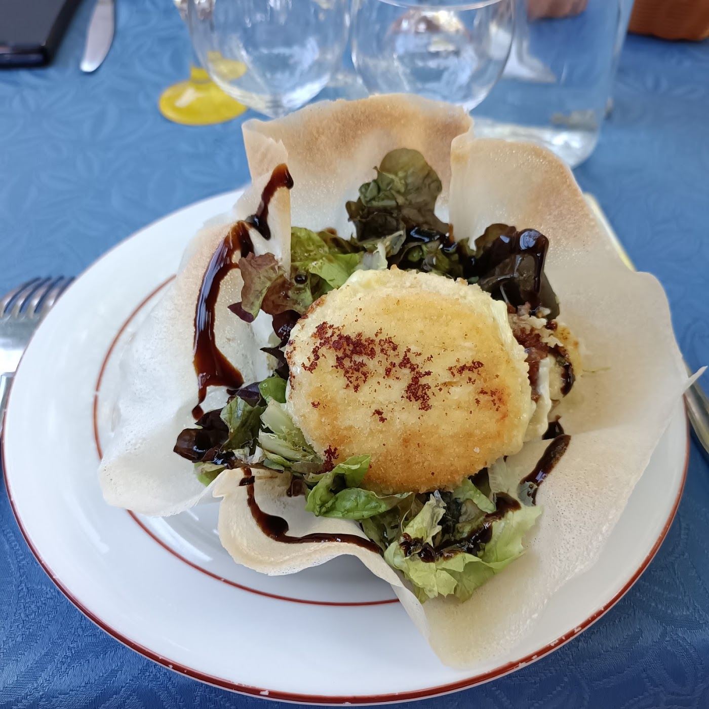 Croustillant de chèvre chaud dans sa corbeille croquante, salade et vinaigre balsamique
