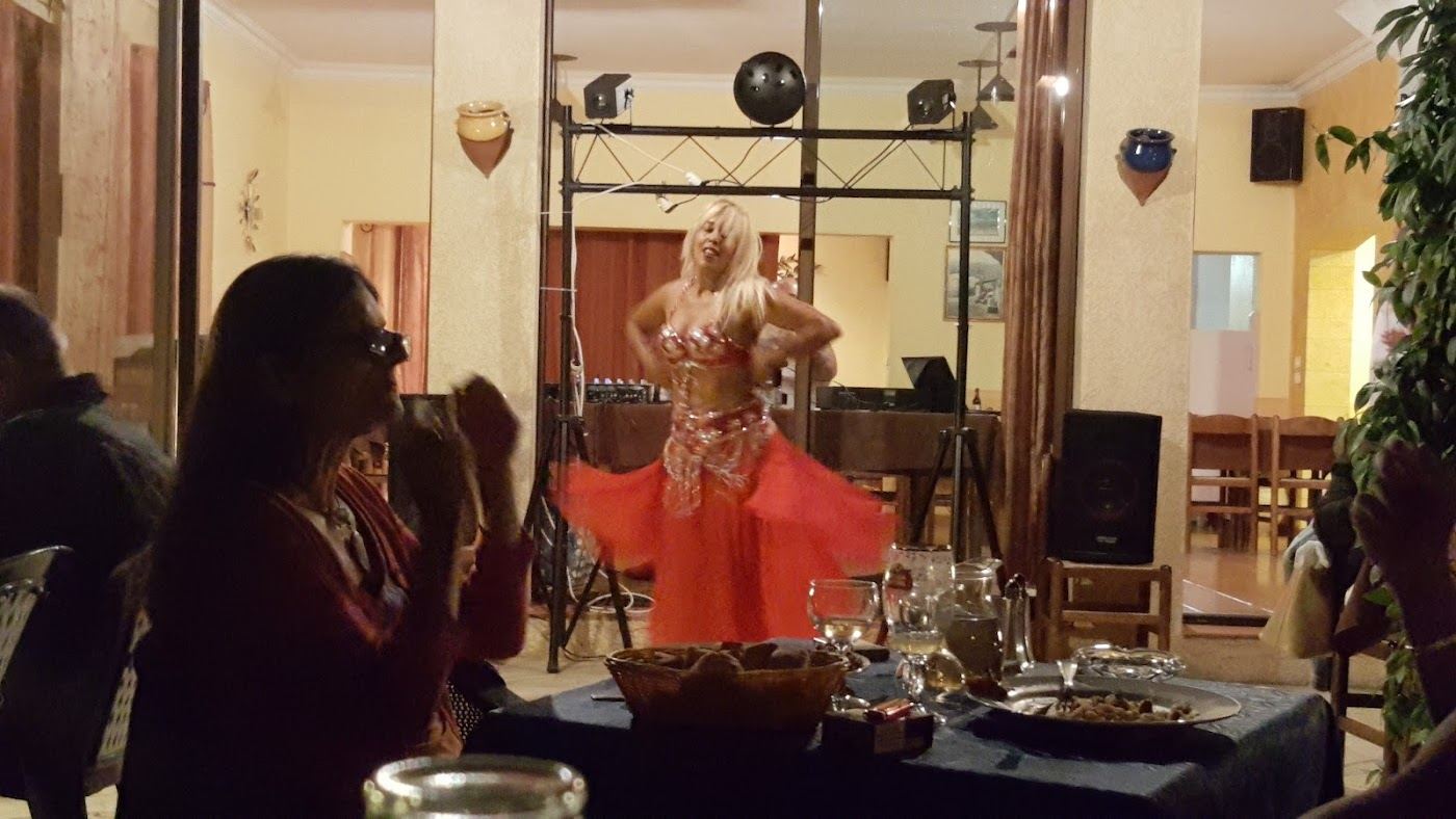 Danseuse orientale en tenue rouge pendant une soirée au restaurant