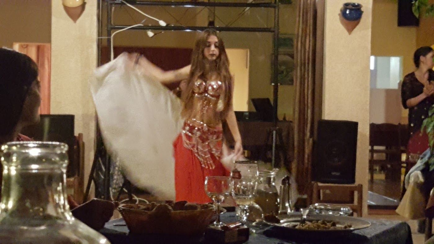 Danseuse en robe rouge pendant une soirée spectacle dans la salle