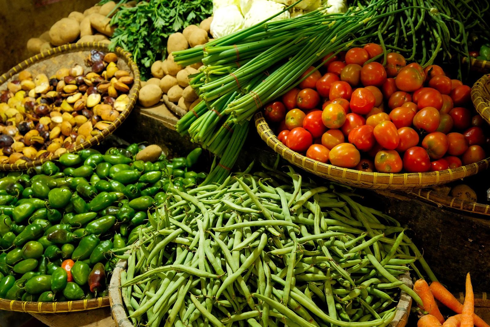 Légumes frais du marché, tomates, haricots verts et herbes